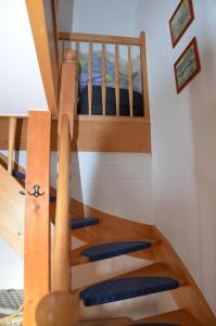 een houten wenteltrap met blauwe kussens in een kamer bij Alte Scheune Koserow App. 1 in Ostseebad Koserow