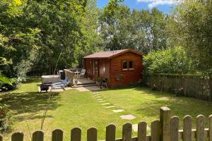 Afbeelding uit fotogalerij van The Cabin with Hot Tub in Maidstone