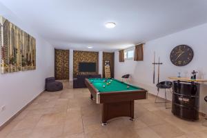 Biliardový stôl v ubytovaní Villa Marijeta exclusive 5 star villa with 50sqm private pool, 6 bedrooms and playroom