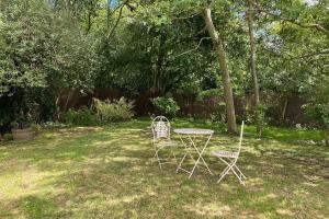 Afbeelding uit fotogalerij van The Cabin with Hot Tub in Maidstone