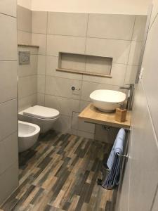 een badkamer met een wit toilet en een wastafel bij MADD HOUSE BIS in Rome