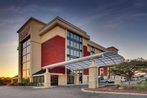 Un edificio de hotel con un cartel delante. en Drury Inn & Suites Evansville East, en Evansville