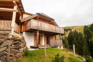 dom z bali na wzgórzu ze skałą w obiekcie Chalet Risus Vallis Lachtal w mieście Lachtal