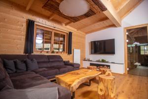 ein Wohnzimmer mit einem Sofa und einem Couchtisch in der Unterkunft Chalet Risus Vallis Lachtal in Lachtal