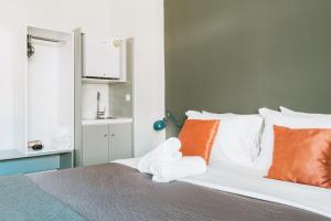 Ein Bett oder Betten in einem Zimmer der Unterkunft Athens Studios
