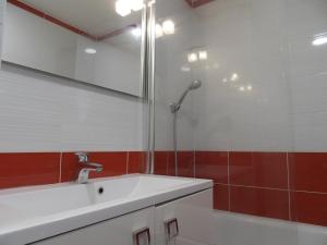 Ένα μπάνιο στο travelski home select - Résidence Saint Jacques