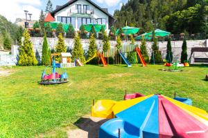 Otroško igrišče poleg nastanitve Piscul Negru Hotel - Transfagarasan