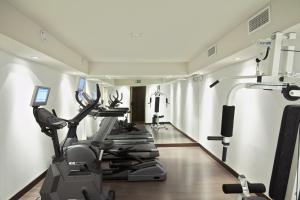 un gimnasio con equipo cardiovascular en una habitación en BessaHotel Boavista en Oporto