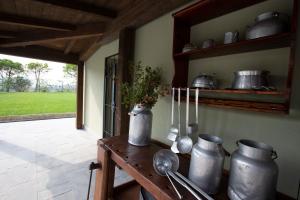 uma cozinha com panelas de metal e utensílios numa mesa em Agriturismo Torre del Marino em Brisighella