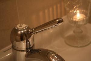 a close up of a mixer on a sink with a candle at Buitenverblijf 't Herfse in Mechelen