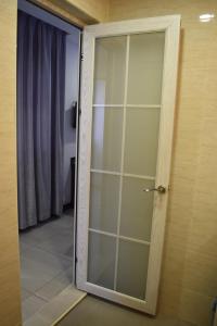 una puerta de cristal que da a una habitación con pasillo en Sunrise Hotel en Petaling Jaya