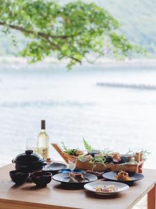 小浜市にあるsea-auberge shitsumi 海のオーベルジュ志積のテーブル(食器、ワイン1本付)