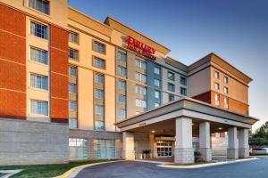 una imagen de un edificio de hotel en Drury Inn & Suites Charlotte Northlake, en Charlotte