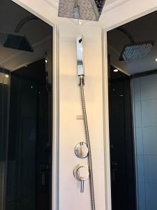 eine Tür mit einem Wasserschlauch, der angeschlossen ist in der Unterkunft Privatzimmervermietung in Salzburg