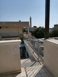 un balcone di un edificio con passaggio pedonale di Alloggi Estivi D & A a Taranto