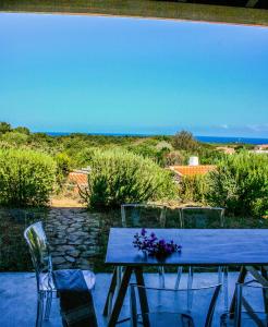 tavolo e sedie blu con vista sull'oceano di Rena Village a Rena Majore