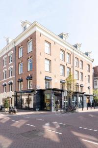 duży ceglany budynek po stronie ulicy w obiekcie AmsterHome Hotel w Amsterdamie