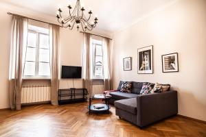 Televízia a/alebo spoločenská miestnosť v ubytovaní Świętojańska Old Town Apartment
