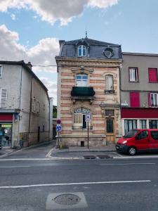 an old building with a red car parked in front of it at Appartement coeur centre-ville cosy et chaleureux rue Carnot in Châlons-en-Champagne