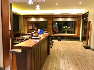 a lobby with a bar in a hotel room at KU Hotel Turismo Temuco in Temuco