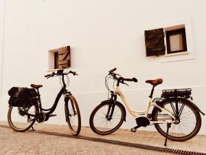 two bikes are parked next to a wall at Ecoland Casa de Campo in Mértola
