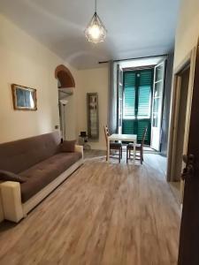 uma sala de estar com um sofá e uma mesa em Appartamento Il balcone em Prato