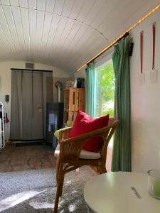 una camera con una sedia, un tavolo e una finestra di Gut Groß Fedderwarden a Butjadingen