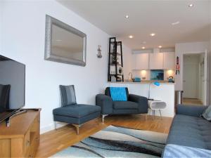 Posezení v ubytování Seaview, Luxury apartment, 2 min walk to Porth Beach