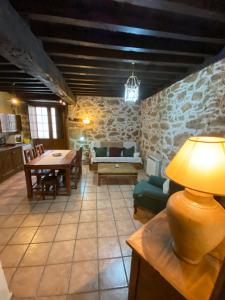 een woonkamer met een bank en een tafel bij Apartamentos Rurales La Antigua Fonda in Candelario