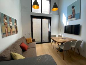 - un salon avec un canapé et une table dans l'établissement Centre Ville Location, à La Rochelle