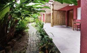 Um jardim em Pousada Tubes Maresias