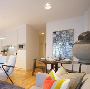 Il comprend un salon et une cuisine avec une table et un canapé. dans l'établissement Stayin Apartments - Rua do Sol, à Porto