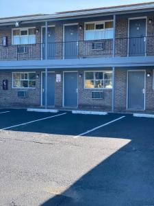 un aparcamiento vacío frente a un edificio en Bel Air Motor Lodge, en Maple Shade