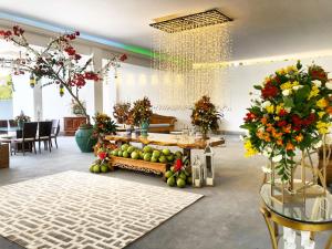 una habitación con una mesa con frutas y flores en Luxurious & Comfortable, en Brasilia