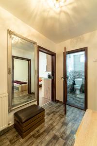 Cette chambre comprend une salle de bains pourvue d'un miroir et de toilettes. dans l'établissement Sunset Cottage, à Braşov 19 autres photos