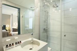 Een badkamer bij Le Basile Hôtel