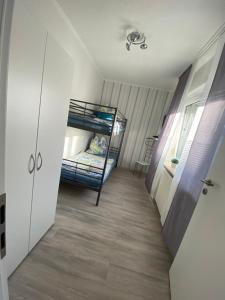 Zimmer mit 2 Etagenbetten und Flur in der Unterkunft Ferienhaus Thalia 1 in Übach-Palenberg