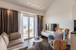 赫瓦尔Hvar de luxe apartments 1的带沙发和电视的客厅