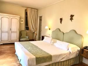 A bed or beds in a room at La Vittoria Boutique Hotel