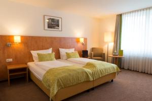 1 dormitorio con 1 cama grande en una habitación de hotel en Hotel Mingarden, en Düsseldorf