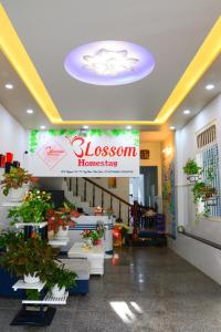 Blossom Homestay في توي هوا: محل لبيع الزهور مع وضع لافتة لمحل الزهور