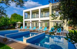 Бассейн в Alonaki Resort или поблизости