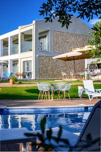 Бассейн в Alonaki Resort или поблизости