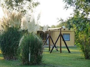 un parque infantil con un columpio en un patio en Yerba Buena casas de campo - Nono, en Nono