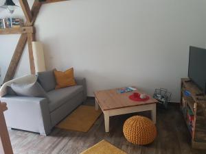 een woonkamer met een bank en een tafel bij Ferienwohnung Havelblick in Ketzin