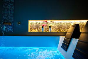 basen z kwiatami w wazonach na ścianie w obiekcie BeB Sekeles Suites and Spa w Katanii