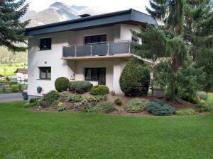 dom z trawnikiem przed nim w obiekcie Appartement Imelda w mieście Umhausen