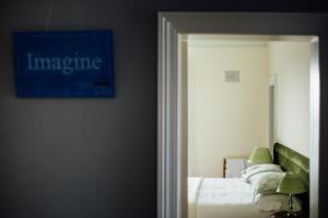 A bed or beds in a room at Tom Blake House