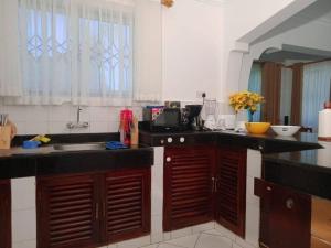 cocina con fregadero y encimera en B2 Royal Palm apartments - Mtwapa, en Mtwapa