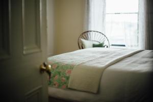 A bed or beds in a room at Tom Blake House